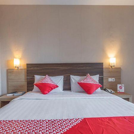 Oyo 1081 Allson City Hotel Макасар Экстерьер фото