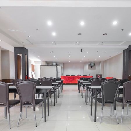 Oyo 1081 Allson City Hotel Макасар Экстерьер фото