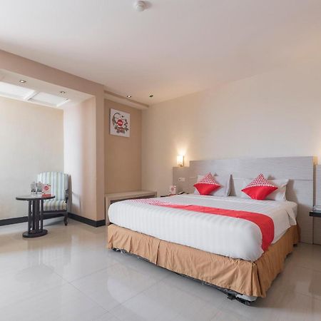 Oyo 1081 Allson City Hotel Макасар Экстерьер фото