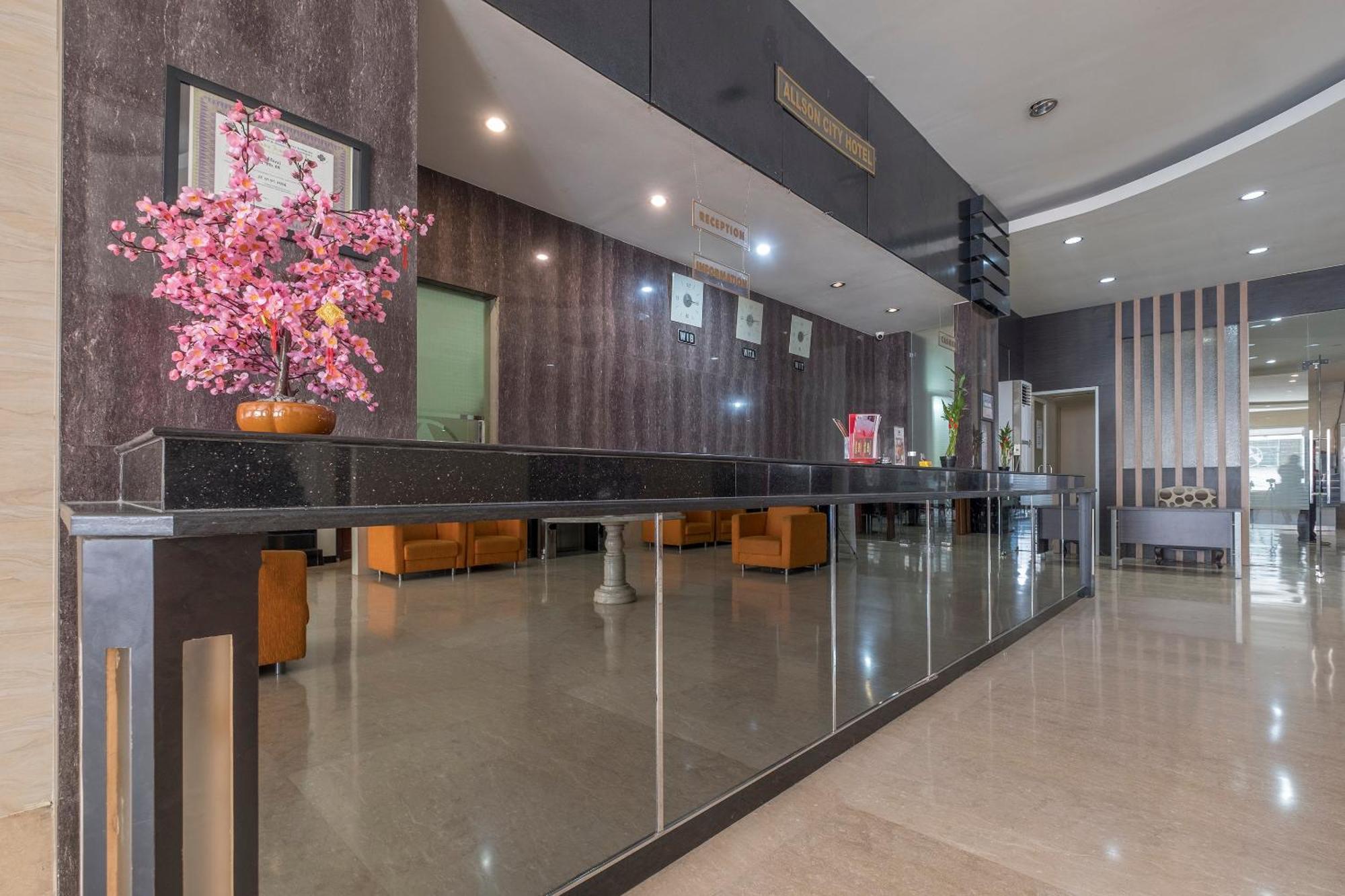 Oyo 1081 Allson City Hotel Макасар Экстерьер фото