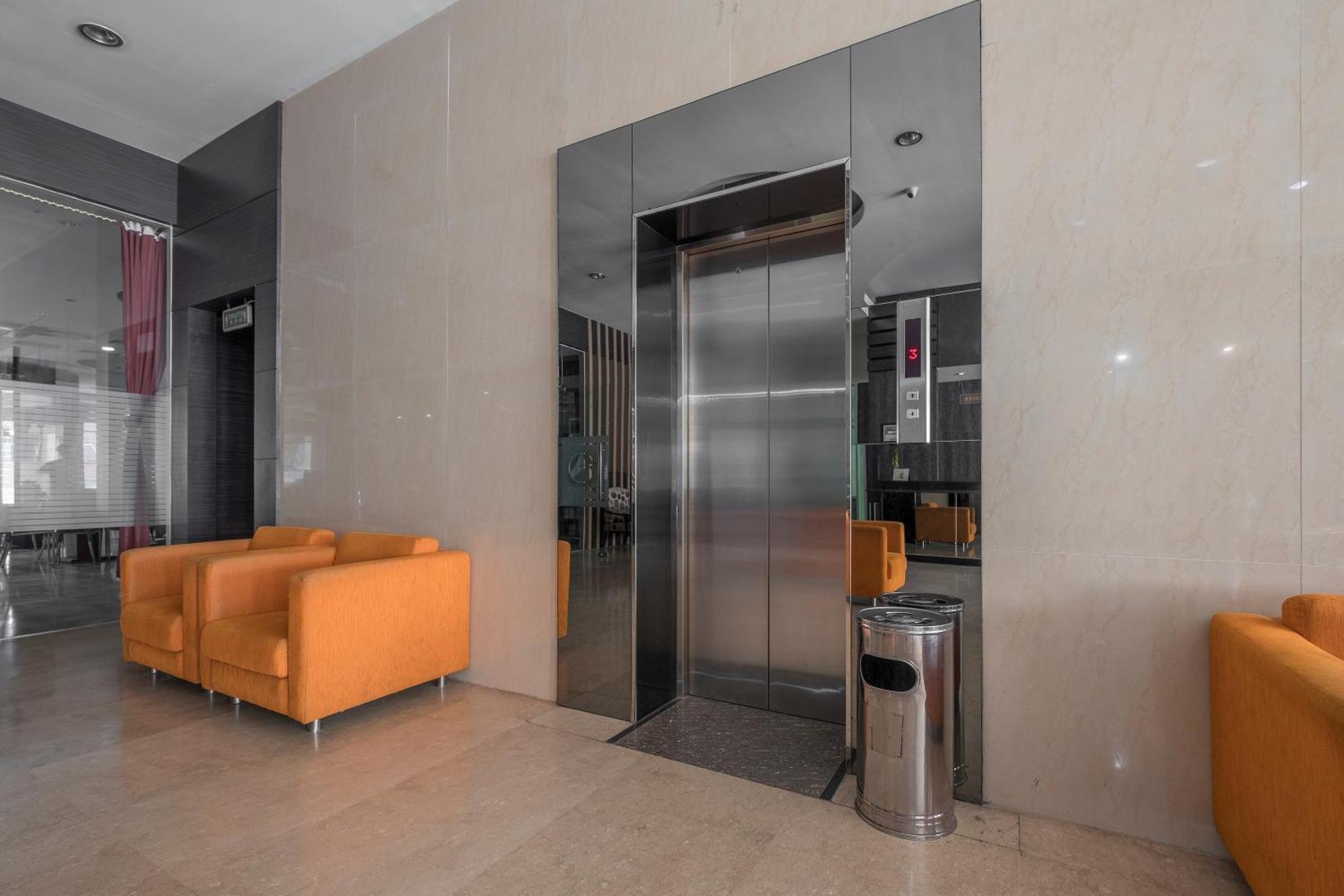 Oyo 1081 Allson City Hotel Макасар Экстерьер фото
